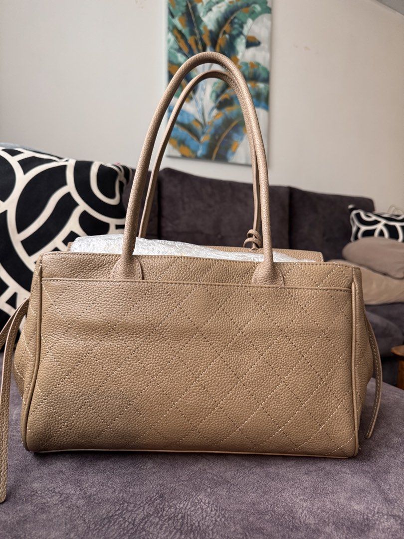 Item bundle (Category: Shoulder Bags) located in Petaling Jaya. Submitted by dilaomar16790 (Listing ID 1461565394, Image 3). Description: Item bundle selected leather .