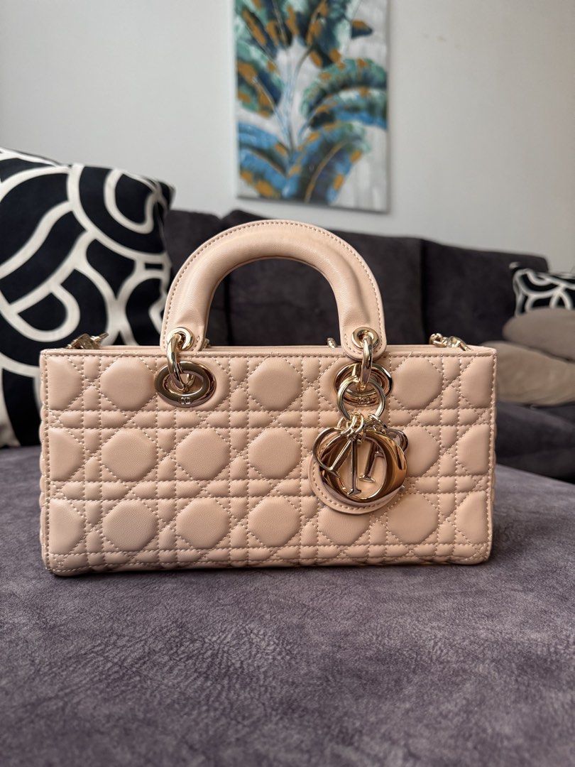 Item bundle (Category: Shoulder Bags) located in Petaling Jaya. Submitted by dilaomar16790 (Listing ID 1461565644, Image 1). Description: Item bundle selected leather .
