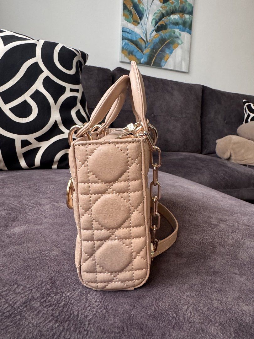 Item bundle (Category: Shoulder Bags) located in Petaling Jaya. Submitted by dilaomar16790 (Listing ID 1461565644, Image 2). Description: Item bundle selected leather .