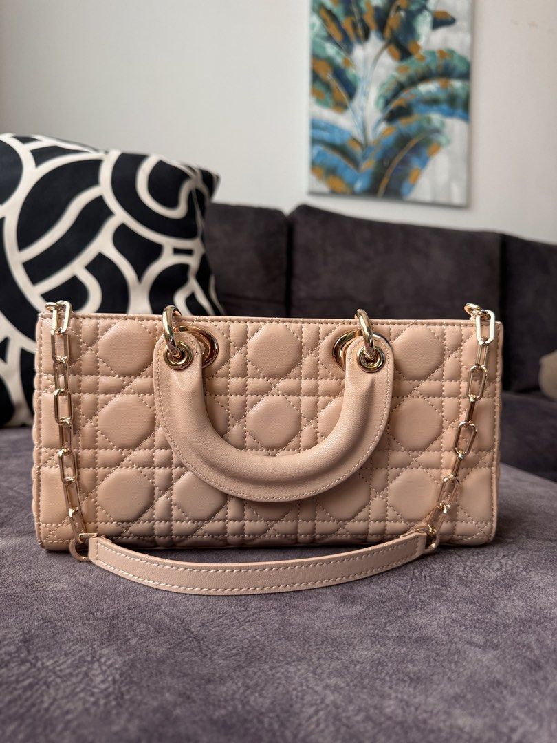 Item bundle (Category: Shoulder Bags) located in Petaling Jaya. Submitted by dilaomar16790 (Listing ID 1461565644, Image 3). Description: Item bundle selected leather .