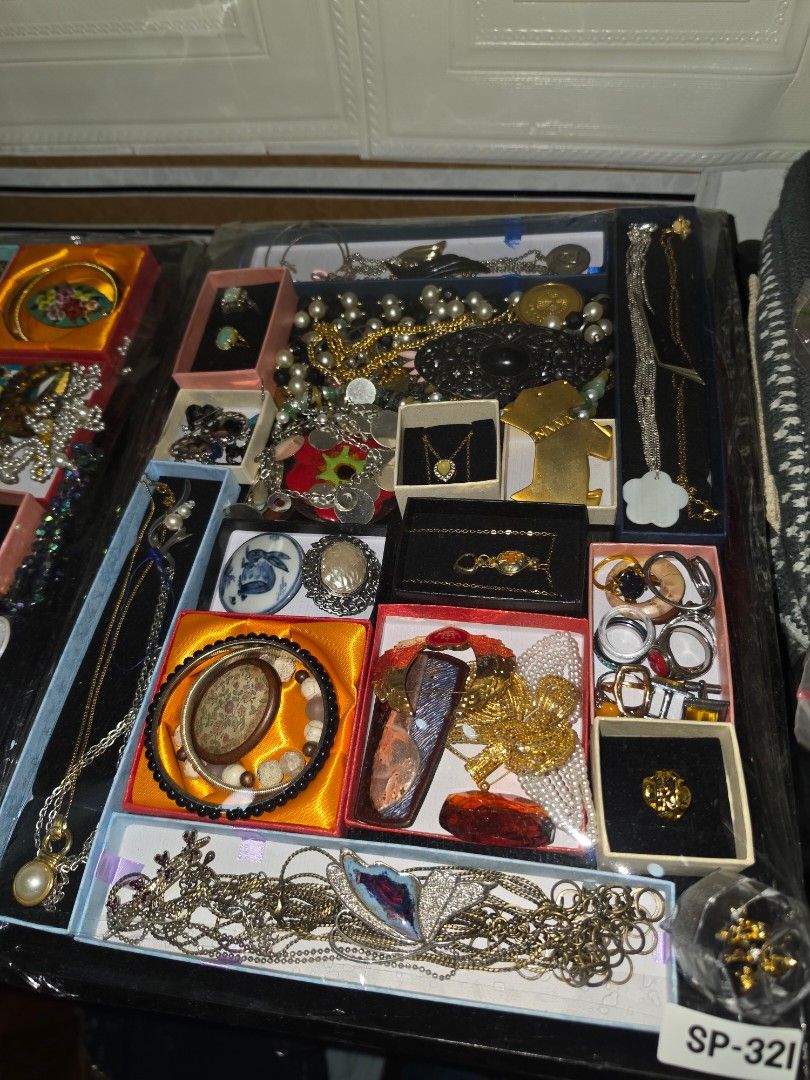Japan surplus accessories trays (Category: Rings) located in Quezon City. Submitted by thrift.and.find (Listing ID 1461638232, Image 3). Description: Trays available Panimula special Code: AS 823- 3800php AS 213- 2800php Special Vip Code: SP 525- 4800 SP 321- 4800 Vip Super Code: 5823- 5300 5525- 6500 Vip Premium Code: 5412- 14k 5621- 9500 All our tray are sealed as is untested di pa nalilinis direct from aution house,please refrain from buying k