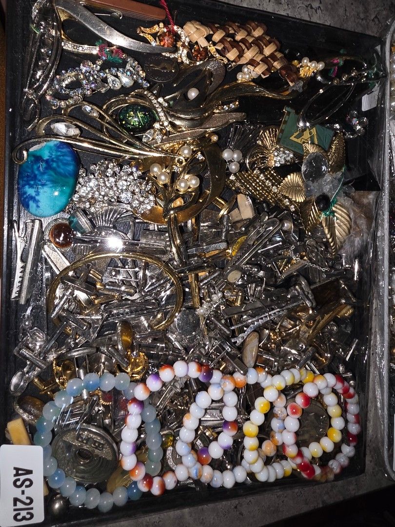 Japan surplus accessories trays (Category: Rings) located in Quezon City. Submitted by thrift.and.find (Listing ID 1461638232, Image 2). Description: Trays available Panimula special Code: AS 823- 3800php AS 213- 2800php Special Vip Code: SP 525- 4800 SP 321- 4800 Vip Super Code: 5823- 5300 5525- 6500 Vip Premium Code: 5412- 14k 5621- 9500 All our tray are sealed as is untested di pa nalilinis direct from aution house,please refrain from buying k