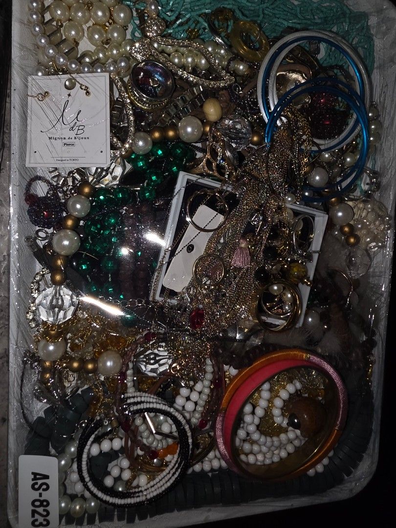Japan surplus accessories trays (Category: Rings) located in Quezon City. Submitted by thrift.and.find (Listing ID 1461638232, Image 1). Description: Trays available Panimula special Code: AS 823- 3800php AS 213- 2800php Special Vip Code: SP 525- 4800 SP 321- 4800 Vip Super Code: 5823- 5300 5525- 6500 Vip Premium Code: 5412- 14k 5621- 9500 All our tray are sealed as is untested di pa nalilinis direct from aution house,please refrain from buying k