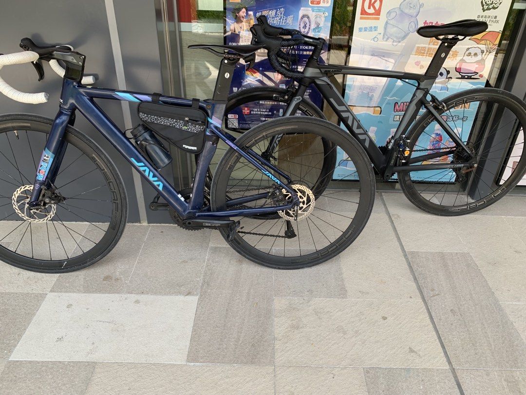JAVA AURIGA （分類：單車）位於 Hong Kong。 由 accfre 提交（商品編號 1461712969，圖片 2）。簡介： JAVA AURIGA, 700X25C, 2X9速, 鋁合金，破風公路車 內走線，前後轆可快拆 8成新（Size:47碼） 快走送水杯架+車架袋。