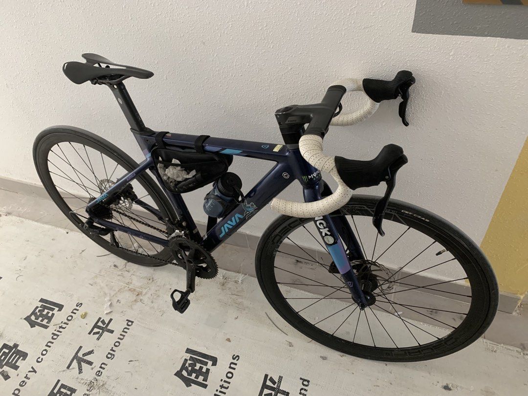 JAVA AURIGA （分類：單車）位於 Hong Kong。 由 accfre 提交（商品編號 1461712969，圖片 3）。簡介： JAVA AURIGA, 700X25C, 2X9速, 鋁合金，破風公路車 內走線，前後轆可快拆 8成新（Size:47碼） 快走送水杯架+車架袋。