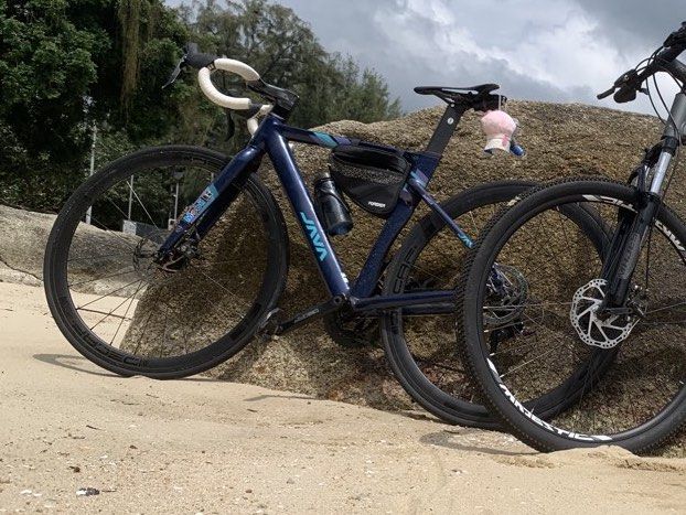 JAVA AURIGA （分類：單車）位於 Hong Kong。 由 accfre 提交（商品編號 1461712969，圖片 1）。簡介： JAVA AURIGA, 700X25C, 2X9速, 鋁合金，破風公路車 內走線，前後轆可快拆 8成新（Size:47碼） 快走送水杯架+車架袋。