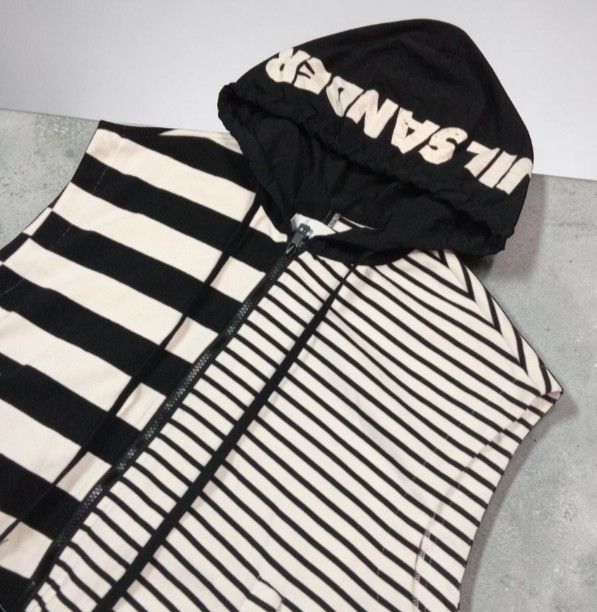 JIL SANDER SCRIPT LOGO STRIPE SLEEVELESS HOODIE JACKET (Category: Activewear) located in Manila. Submitted by kinstugi.pieces (Listing ID 1461642421, Image 2). Description: Dimes: 21.5 inches, Wdth 19.5 inches, Shldr 21.5 inches, Lngth 23.5 inches, Hm Origin: Italy Materials: Cotton 100% Print Cracks Minimal Color Rate: 9.5-10 Condition: 9-10 Presentable to Use Add Shipping fee.