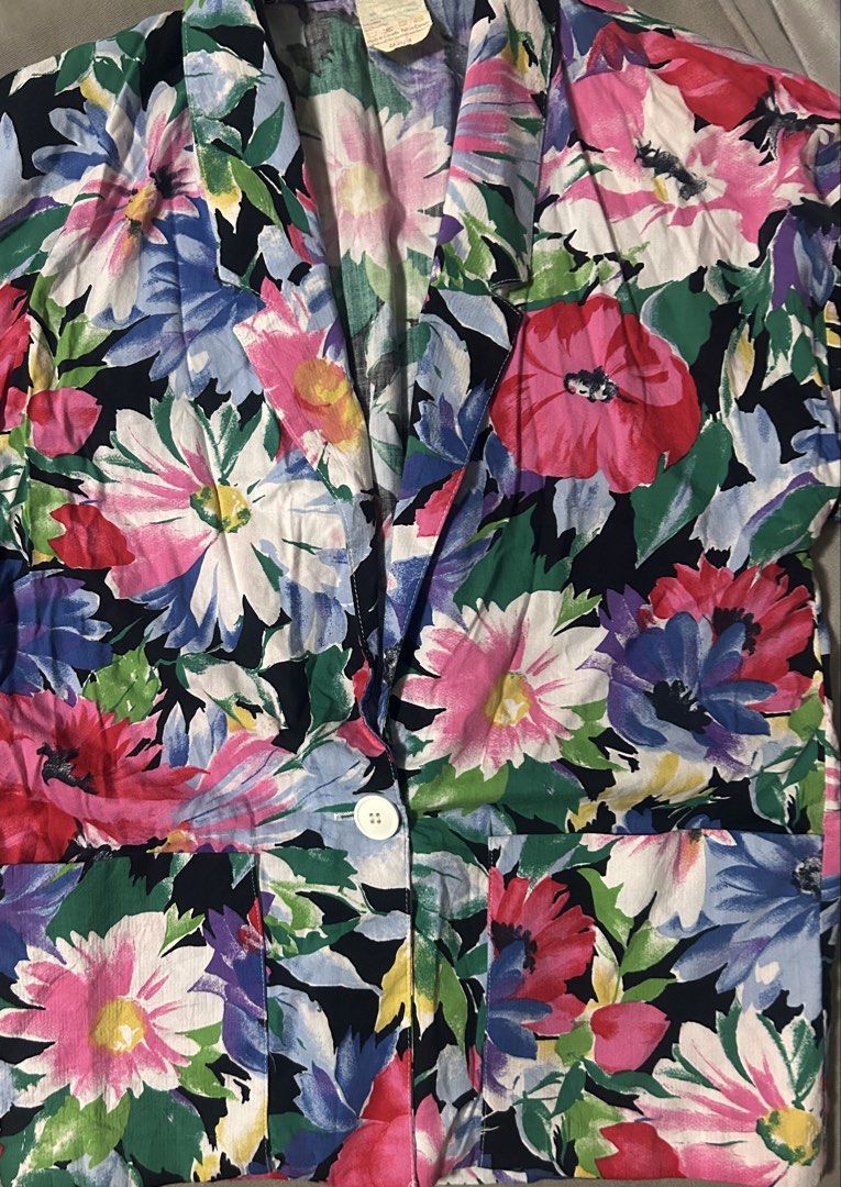 JON WOODS (Category: Coats, Jackets and Outerwear) located in Davao. Submitted by sart0ria85 (Listing ID 1461727232, Image 3). Description: A classic blazer in vibrant floral prints. 53%COTTON 47% RAYON. MADE IN CANADA 🇨🇦 LARGE. Size 8 EXCELLENT CONDITION (96/100).