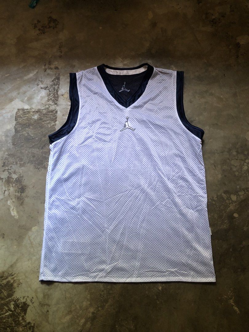 Jordan Reversible Basketball Jersey (Category: Activewear) located in San Pablo. Submitted by jilescalla (Listing ID 1461604570, Image 2). Description: - Reversible Jordan basketball jersey - Side 1: Navy blue with white trim - Side 2: White with navy blue trim - Features Jumpman logo on both sides - Ideal for basketball games or casual wear.