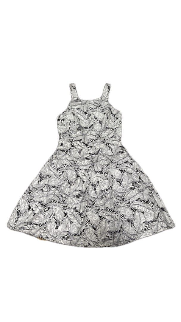 Just G Dress Leaf Print Cutout Back (Category: Dresses) located in Manila. Submitted by angelrose0210 (Listing ID 1461693662, Image 1). Description: - Cute leaf print dress from Just G - Features a stylish cutout detail at the back - Lightweight and comfortable fabric - Ideal for casual outings, beach days, and warm weather.