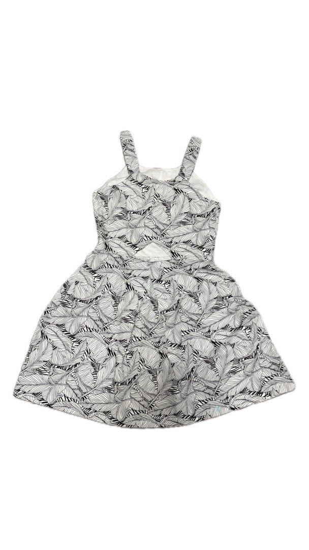 Just G Dress Leaf Print Cutout Back (Category: Dresses) located in Manila. Submitted by angelrose0210 (Listing ID 1461693662, Image 2). Description: - Cute leaf print dress from Just G - Features a stylish cutout detail at the back - Lightweight and comfortable fabric - Ideal for casual outings, beach days, and warm weather.