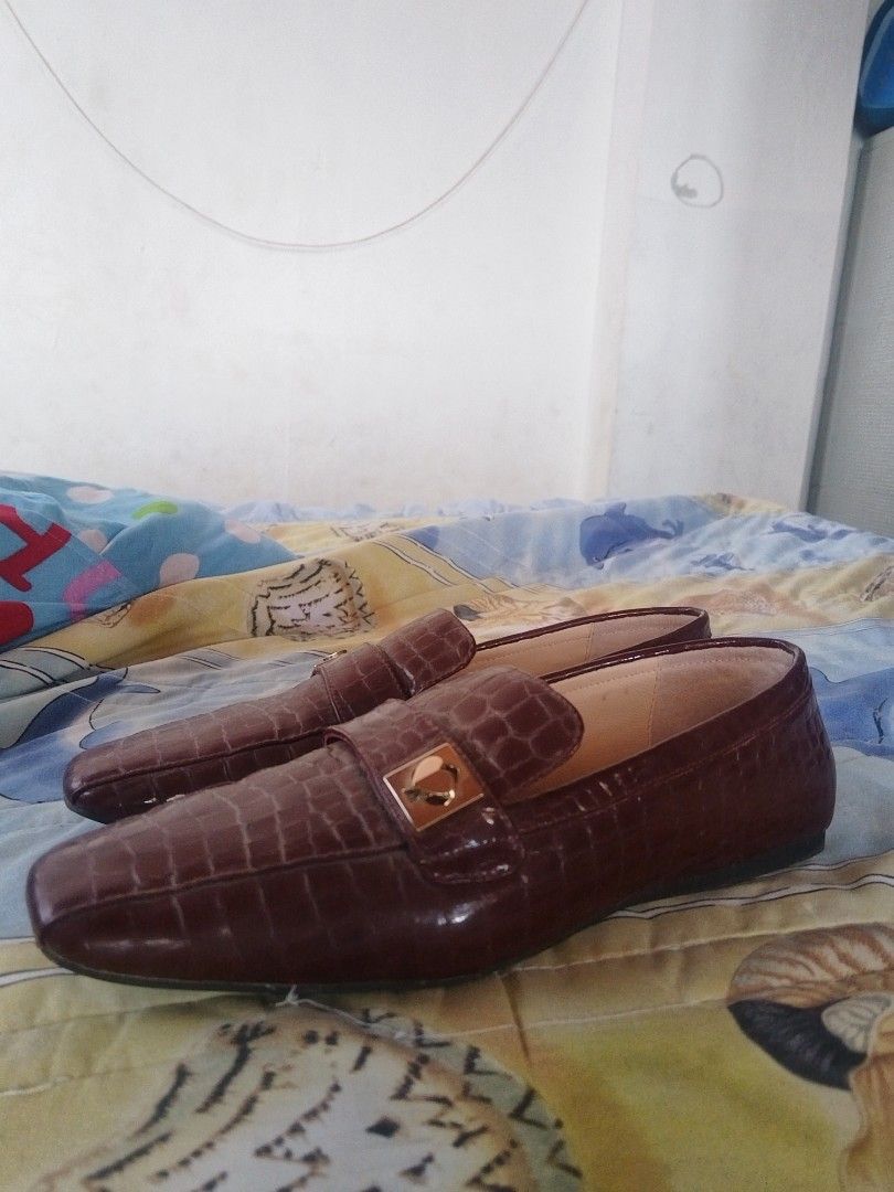 Kate Spade Brown Croc Embossed Loafers (Category: Loafers) located in Cavite. Submitted by angeljazmine (Listing ID 1461564627, Image 2). Description: - Brand: Kate Spade - Color: Brown - Style: Loafers - Texture: Croc embossed - Detail: Gold buckle on strap - Closure: Slip-on - Versatile: Dress up or down, suitable for work or casual outings Original Price is 11k, I'm selling this for only 1500 Negotiable.