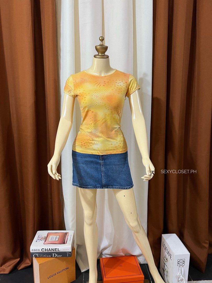 Kenzo Top Orig💯 (Category: Luxury Apparel) located in Cebu City. Submitted by sexyclosetph2.0 (Listing ID 1461715771, Image 1). Description: Orig💯 Like new condition Color rate 10/10 Very nice in actual Fits small-med .