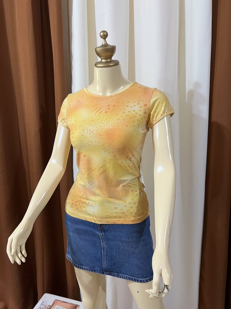 Kenzo Top Orig💯 (Category: Luxury Apparel) located in Cebu City. Submitted by sexyclosetph2.0 (Listing ID 1461715771, Image 2). Description: Orig💯 Like new condition Color rate 10/10 Very nice in actual Fits small-med .