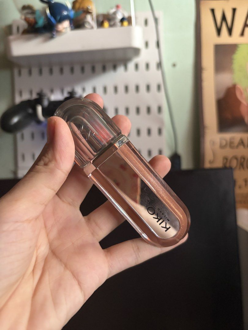 Kiko Milano Lip Gloss (Category: Makeup) located in Manila. Submitted by laulokinstr (Listing ID 1461692038, Image 1). Description: - Kiko Milano lip gloss - Beautiful shimmery shade - Clear packaging with Kiko logo - Perfect for adding lip shine - Convenient and portable.