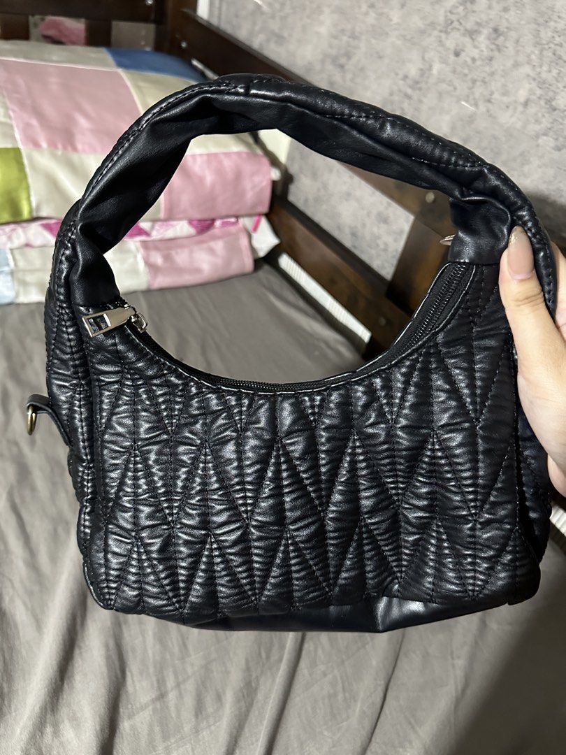 Kili-Kili bag (Category: Shoulder Bags) located in Paranaque City. Submitted by byclaires.co (Listing ID 1461737854, Image 2). Description: Used like 10x only, has ballpen ink spill.
