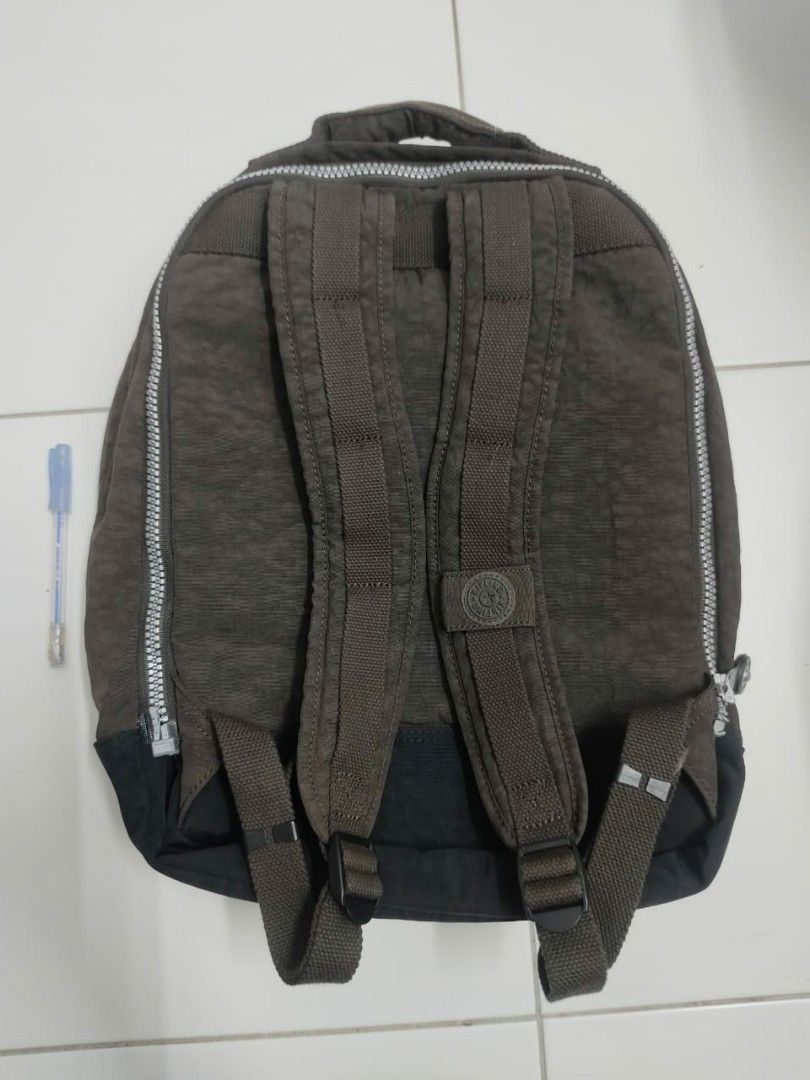Kipling Backpack (Category: Backpacks) located in Merlimau. Submitted by daengmenabastore (Listing ID 1461746477, Image 2). Description: - Brand: Kipling - Color: Brown - Features iconic Kipling monkey charm - Durable material - Adjustable shoulder straps - Suitable for daily use, school, or travel Nego.