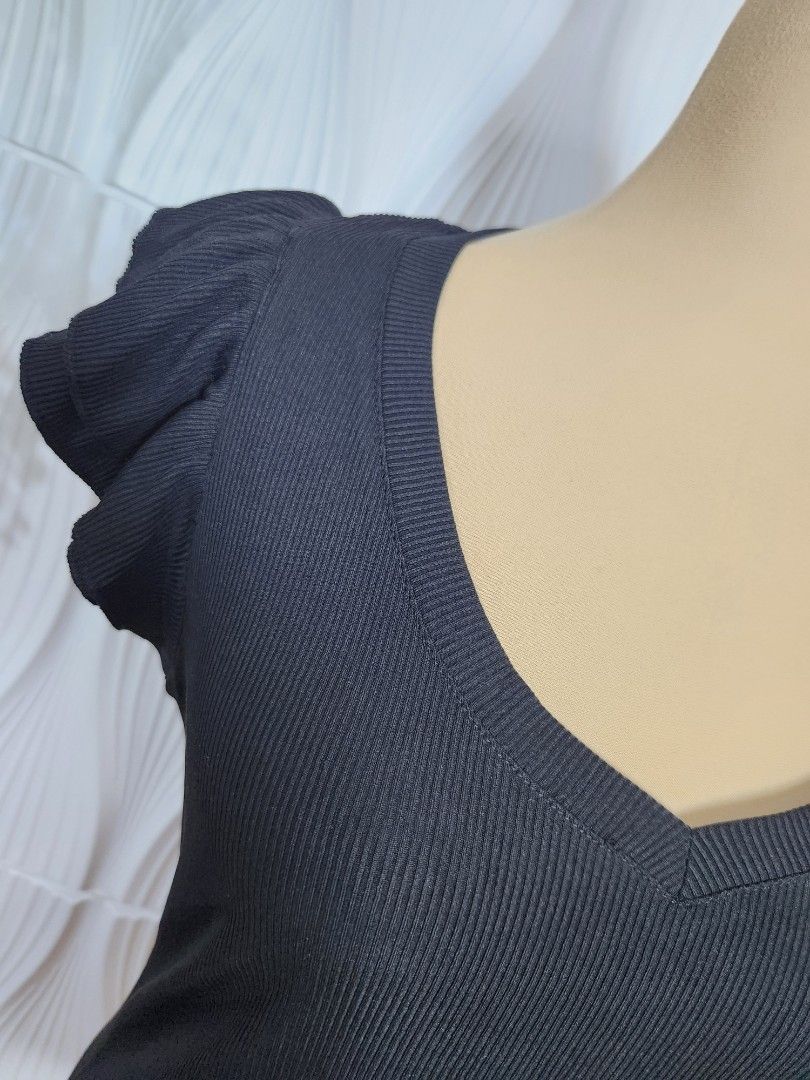Knitted Black Bluse Small to Large (Category: Blouses) located in Marikina City. Submitted by KanamiFinds (Listing ID 1461749563, Image 2). Description: Bust: 34 to 40 inches length: 22 inches from shoulders.