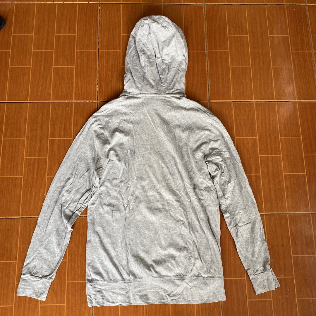 K-Swiss Grey Hoodie (Category: Hoodies) located in Makati City. Submitted by eunaj (Listing ID 1461646380, Image 2). Description: - Grey K-Swiss hoodie - Front pocket - Drawstring hood - K-Swiss logo on front - Long sleeves - Ideal for casual wear - NEEDS WASHING‼️.