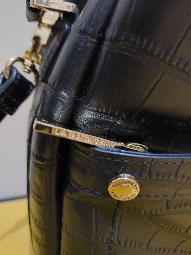 LA BAGAGERIE Black Croc Embossed Handbag (Category: Luxury Bags & Wallets) located in Malabon City. Submitted by jullie_bag_shop (Listing ID 1461716531, Image 3). Description: - Stylish black handbag with a luxurious croc-embossed texture. - Elegant gold hardware details add a touch of sophistication. - Secure main compartment with a zip closure to keep your belongings safe. - Multiple interior pockets for organized storage. - Includes a detachab