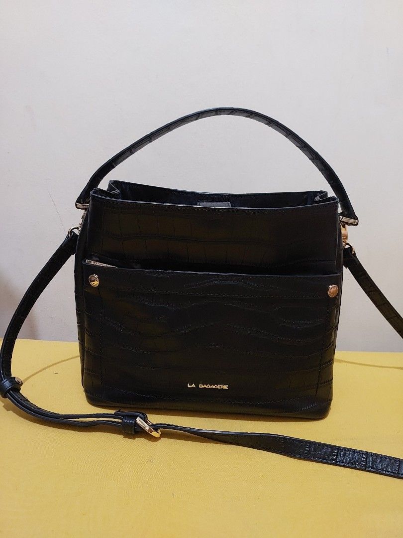 LA BAGAGERIE Black Croc Embossed Handbag (Category: Luxury Bags & Wallets) located in Malabon City. Submitted by jullie_bag_shop (Listing ID 1461716531, Image 1). Description: - Stylish black handbag with a luxurious croc-embossed texture. - Elegant gold hardware details add a touch of sophistication. - Secure main compartment with a zip closure to keep your belongings safe. - Multiple interior pockets for organized storage. - Includes a detachab