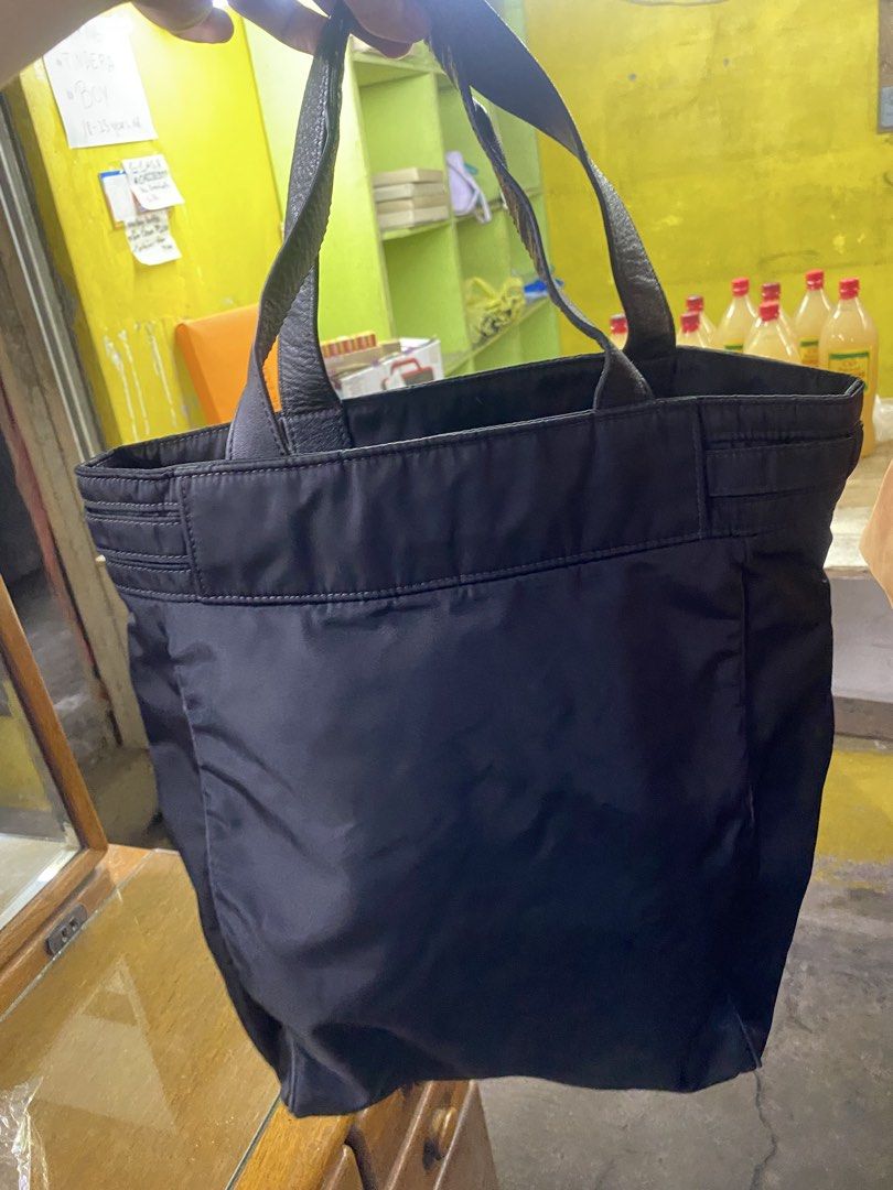 Lacoste hand bag (Category: Announcements) located in Manila. Submitted by thrifttodays. (Listing ID 1461595793, Image 2). Description: Lacoste hand bag Good condition Pwede lagayan ng loptop Medyo malaki den .