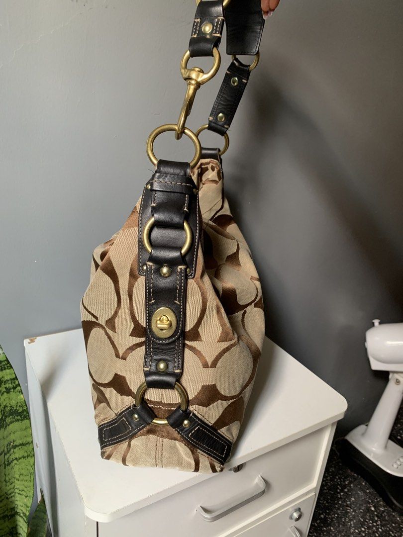 Large coach carly (Category: Luxury Bags & Wallets) located in Cagayan de Oro. Submitted by aevapp (Listing ID 1461596005, Image 3). Description: large coach carly in good condition no hangtag has minimal rubs (refer last two pics) rfs: need funds u may offer swap, dm!!.