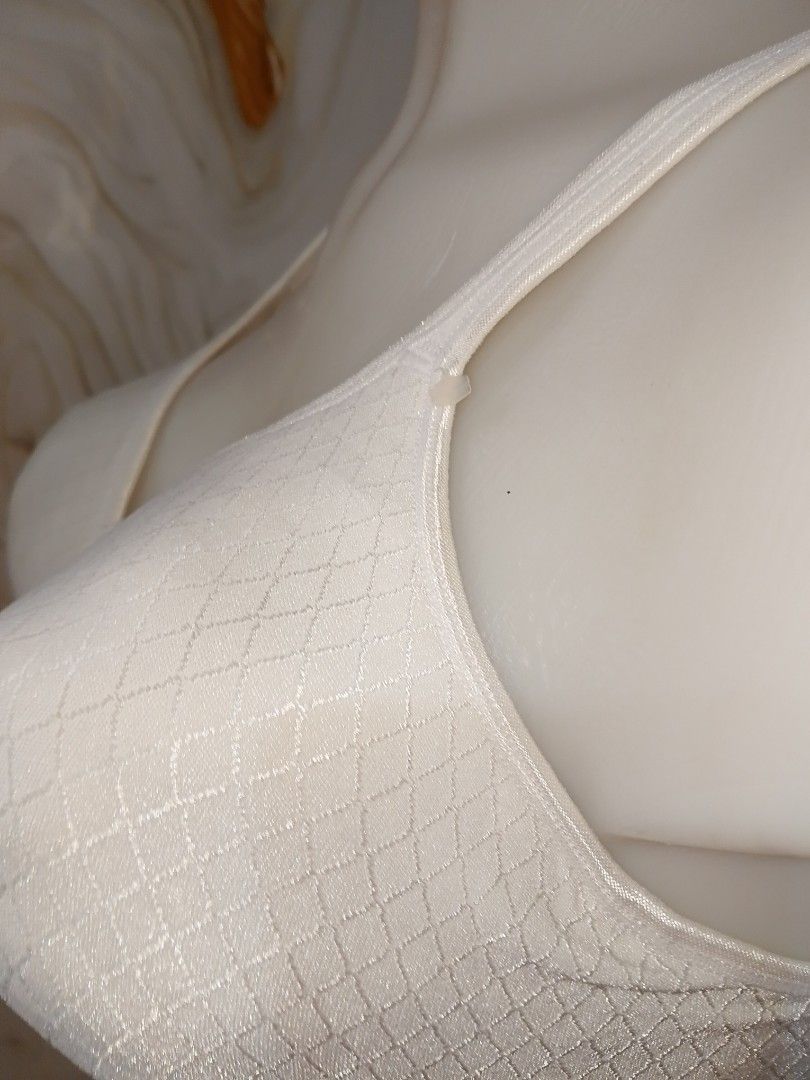 Large HANES White Comfort Bra Wireless Padded (Category: Undergarments & Loungewear) located in Manila. Submitted by truecrystal-1407 (Listing ID 1461795333, Image 3). Description: - Comfortable white seamless bra - Wireless design with light padding - Textured diamond pattern all over - Adjustable straps and hook-and-eye closure - Ideal for everyday wear - Made with soft and breathable fabric.