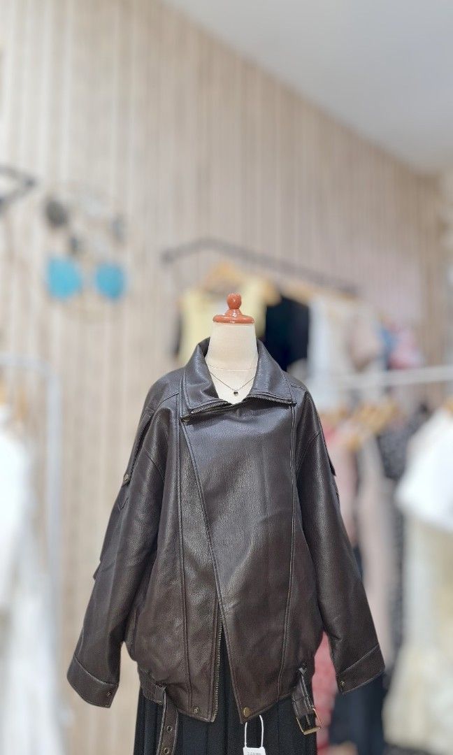 Leather Jacket (Kategori: Baju Luaran) berada di Jakarta Utara. Dikirim oleh asri_space (ID iklan 1461663009, Gambar 3). Deskripsi: MULUS NO MINUS SESUAI DI PIC SPESIFIKASI LENGKAP/NEGO/CHECKOUT CEK TOKO OREN DI BAGIAN OPSI PENGIRIMAN ❗❗ CHAT/CHECKOUT FAST RESPONSE : https://s.id/vozJp.
