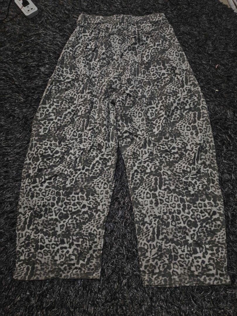Leopard baggy pants (balloon type) (Category: Jeans) located in Laguindingan. Submitted by jingsuu22 (Listing ID 1461642942, Image 3). Description: Waist 28-30 lenght 39 leg opening 10 thigh 14 Trendy leopard print - Comfortable wide leg style - Ideal for casual outfits - Unique and eye-catching pattern - Make a statement with these pants!.