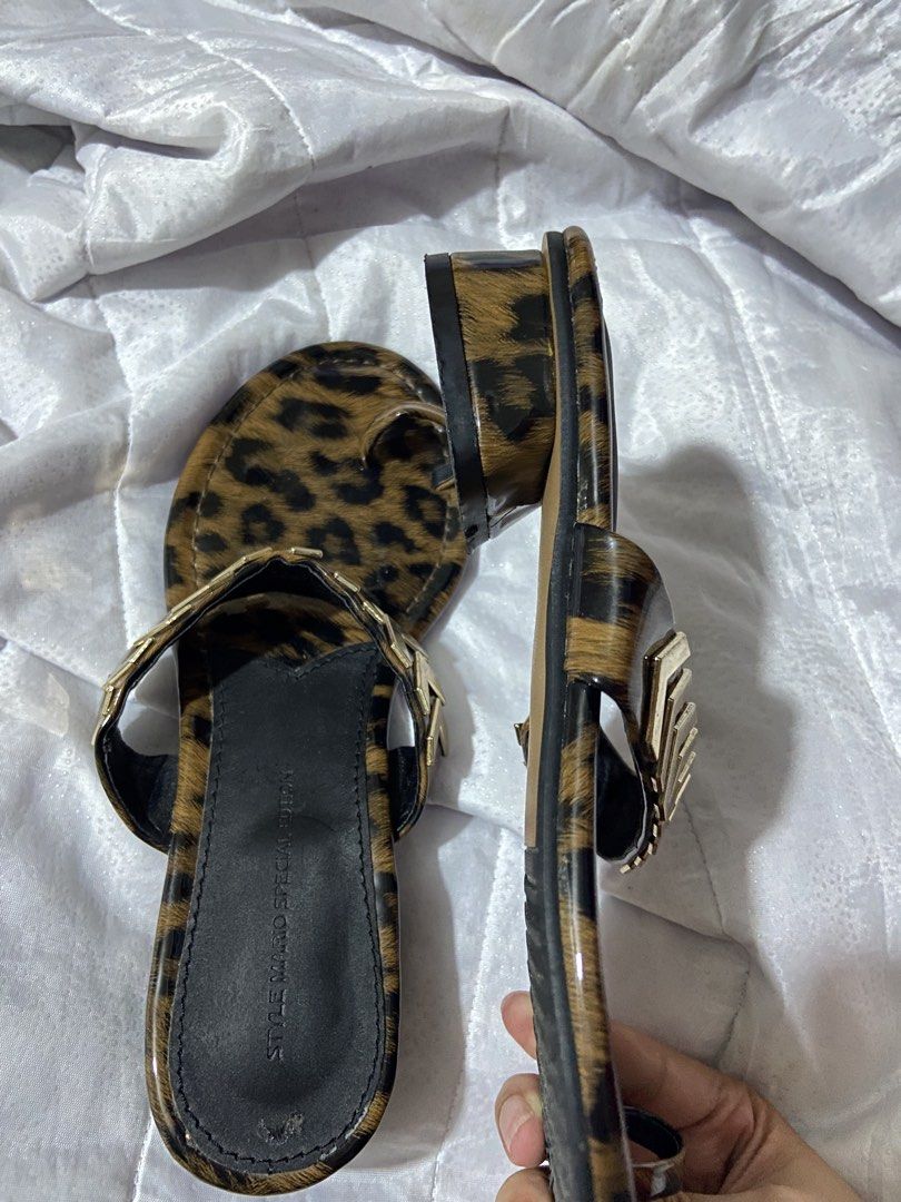 Leopard Gold Chevron Toe-Ring Flat Sandals (Category: Flats & Sandals) located in Cebu City. Submitted by kzbaling (Listing ID 1461678204, Image 2). Description: Product Details Size: 240 mm (Fits US Women’s Size 7 / EU 37 / UK 4.5).