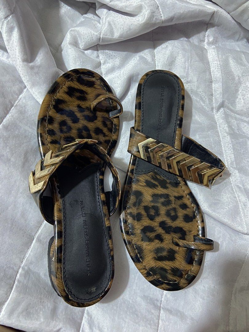Leopard Gold Chevron Toe-Ring Flat Sandals (Category: Flats & Sandals) located in Cebu City. Submitted by kzbaling (Listing ID 1461678204, Image 3). Description: Product Details Size: 240 mm (Fits US Women’s Size 7 / EU 37 / UK 4.5).