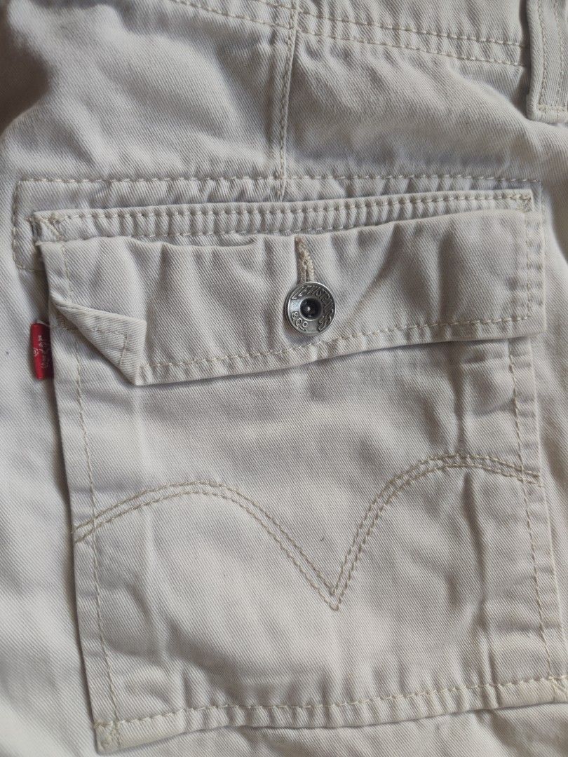 Levis 6 pocket Hiking Short (Category: Shorts) located in Manila. Submitted by iceman_17 (Listing ID 1461640587, Image 3). Description: Levis Shorts Mens 31 Beige Cargo Workwear Outdoor Hiking Pocket.
