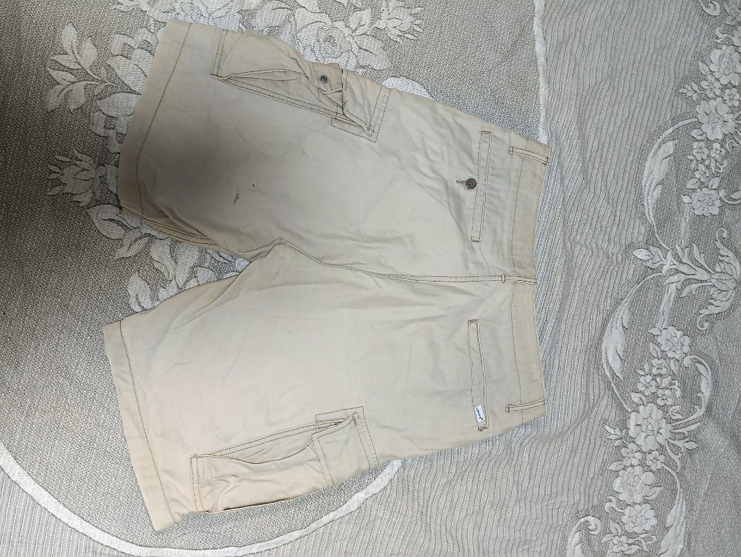 LEVI'S CARGO SHORTS (Category: Shorts) located in Davao. Submitted by apconcept22 (Listing ID 1461700303, Image 1). Description: waist 32 -33 length 21.