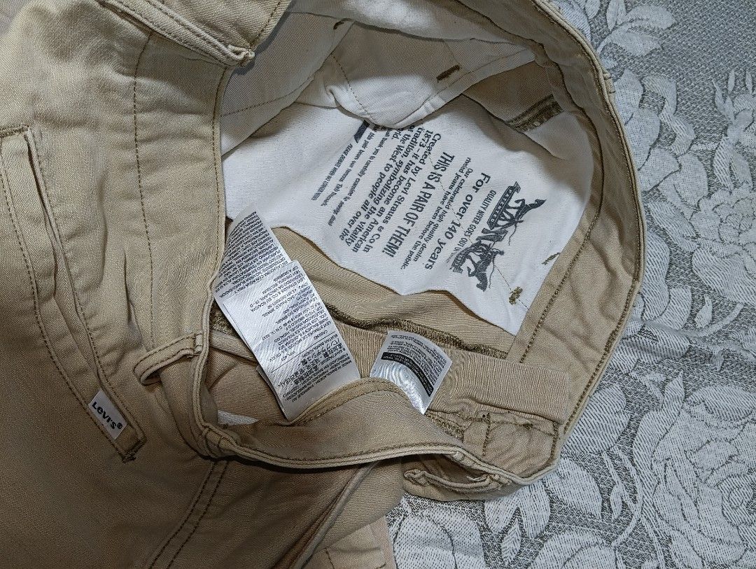 LEVI'S CARGO SHORTS (Category: Shorts) located in Davao. Submitted by apconcept22 (Listing ID 1461700303, Image 3). Description: waist 32 -33 length 21.