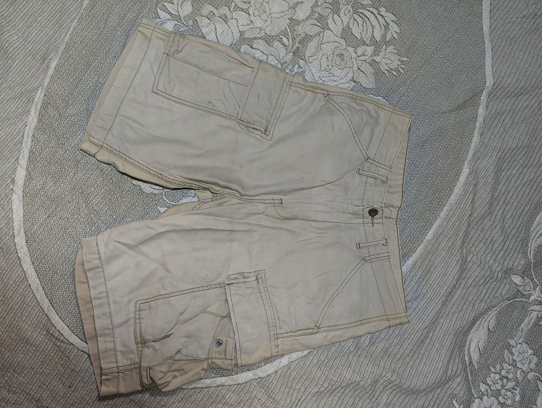 LEVI'S CARGO SHORTS (Category: Shorts) located in Davao. Submitted by apconcept22 (Listing ID 1461700303, Image 2). Description: waist 32 -33 length 21.