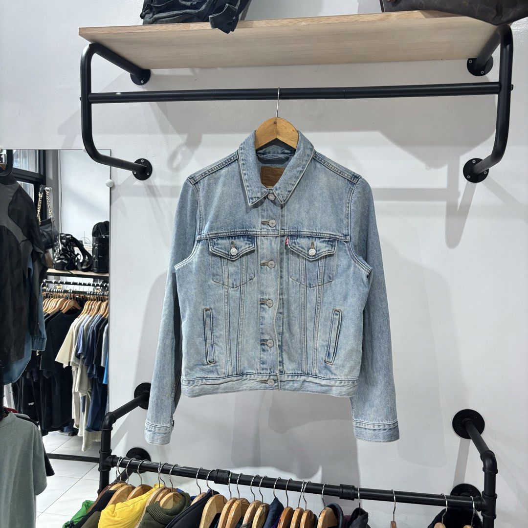 Levi’s Denim jacket in a Light blue colorway (Category: Coats, Jackets and Outerwear) located in Bambang. Submitted by heats777 (Listing ID 1461678090, Image 2). Description: Excellent condition No issue Size: M.
