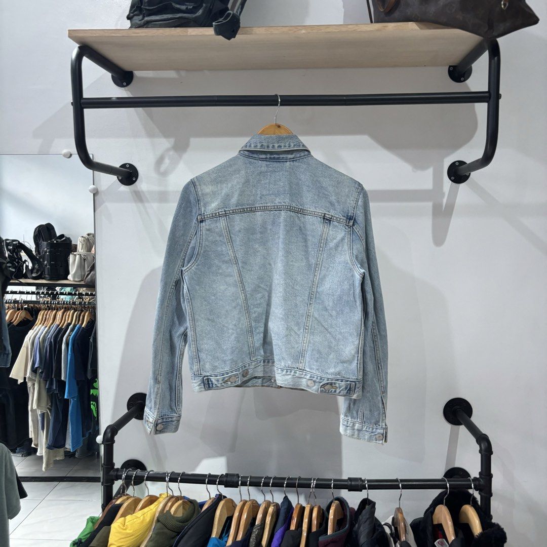 Levi’s Denim jacket in a Light blue colorway (Category: Coats, Jackets and Outerwear) located in Bambang. Submitted by heats777 (Listing ID 1461678090, Image 3). Description: Excellent condition No issue Size: M.