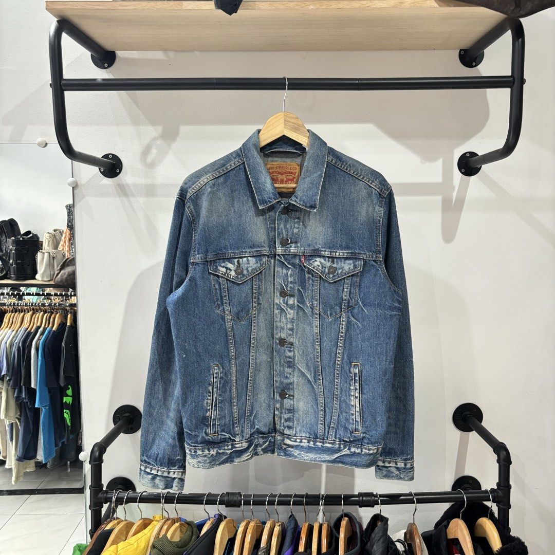 Levi’s Denim Jacket in Washed blue colorway (Category: Coats, Jackets and Outerwear) located in Bambang. Submitted by heats777 (Listing ID 1461677772, Image 2). Description: Excellent condition No issue Size: L on tag.