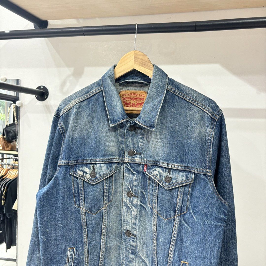 Levi’s Denim Jacket in Washed blue colorway (Category: Coats, Jackets and Outerwear) located in Bambang. Submitted by heats777 (Listing ID 1461677772, Image 1). Description: Excellent condition No issue Size: L on tag.