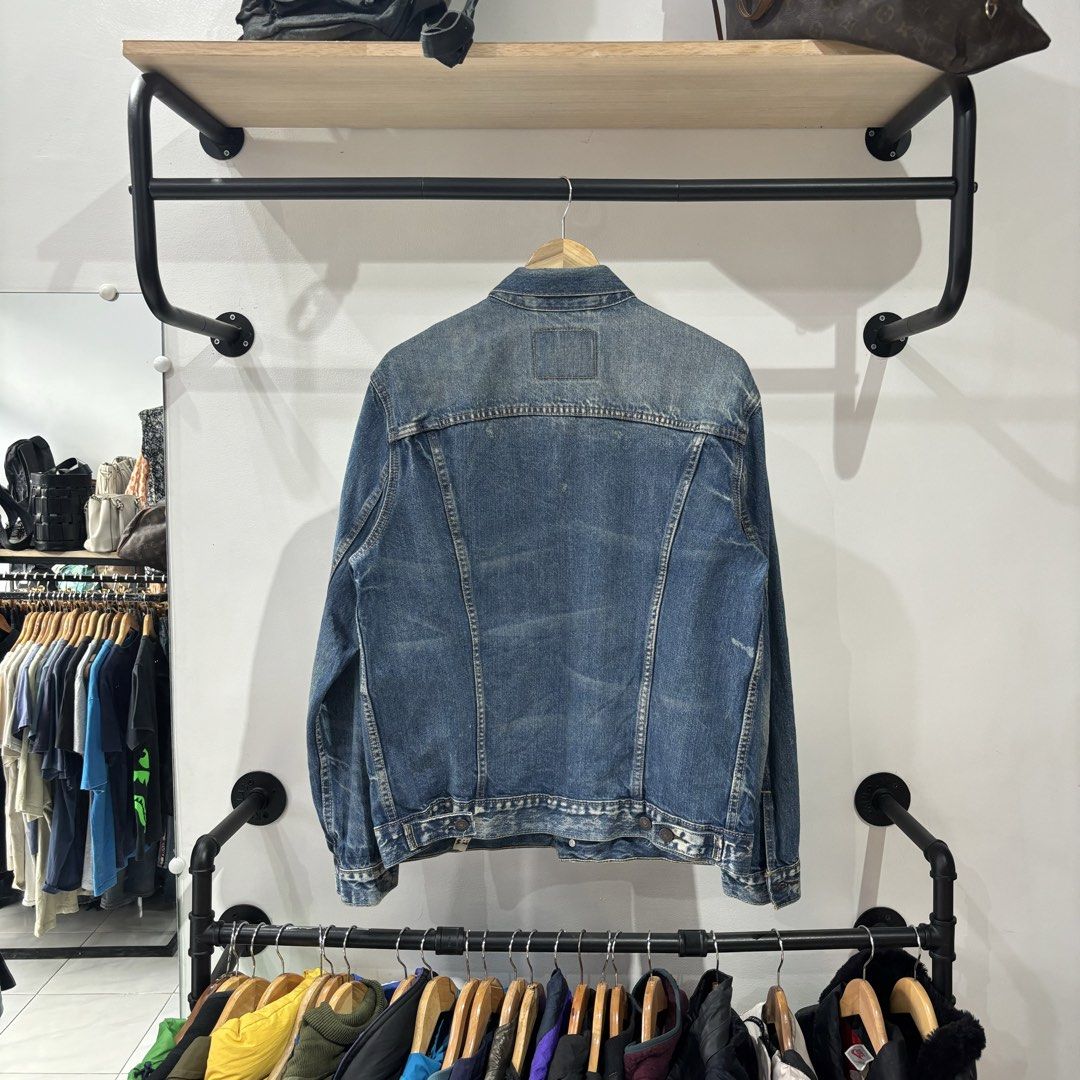 Levi’s Denim Jacket in Washed blue colorway (Category: Coats, Jackets and Outerwear) located in Bambang. Submitted by heats777 (Listing ID 1461677772, Image 3). Description: Excellent condition No issue Size: L on tag.