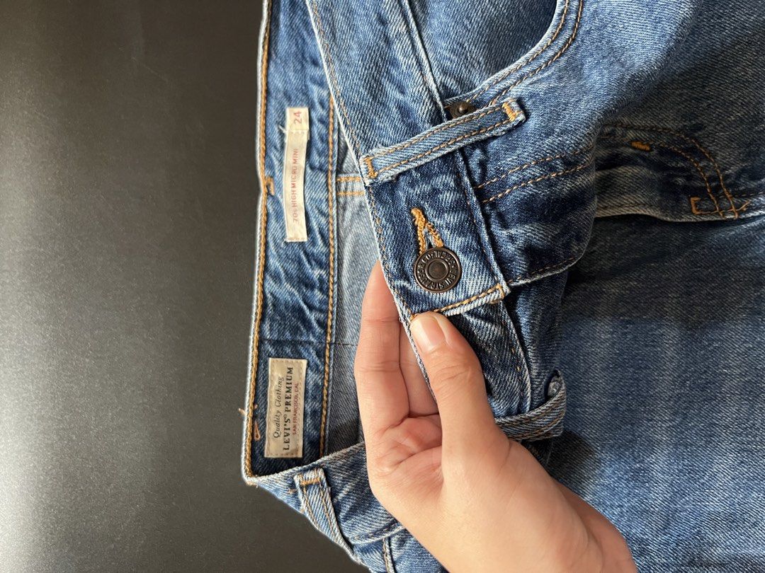 Levi's Denim Skirt Orig (Category: Luxury Apparel) located in Cebu City. Submitted by sexyclosetph2.0 (Listing ID 1461717406, Image 3). Description: Orig💯 Like new condition Color rate 10/10 Very nice in actual Fits med.