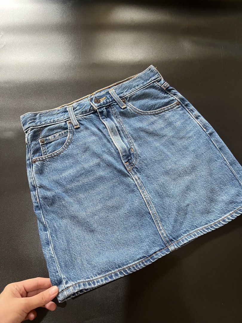 Levi's Denim Skirt Orig (Category: Luxury Apparel) located in Cebu City. Submitted by sexyclosetph2.0 (Listing ID 1461717406, Image 2). Description: Orig💯 Like new condition Color rate 10/10 Very nice in actual Fits med.