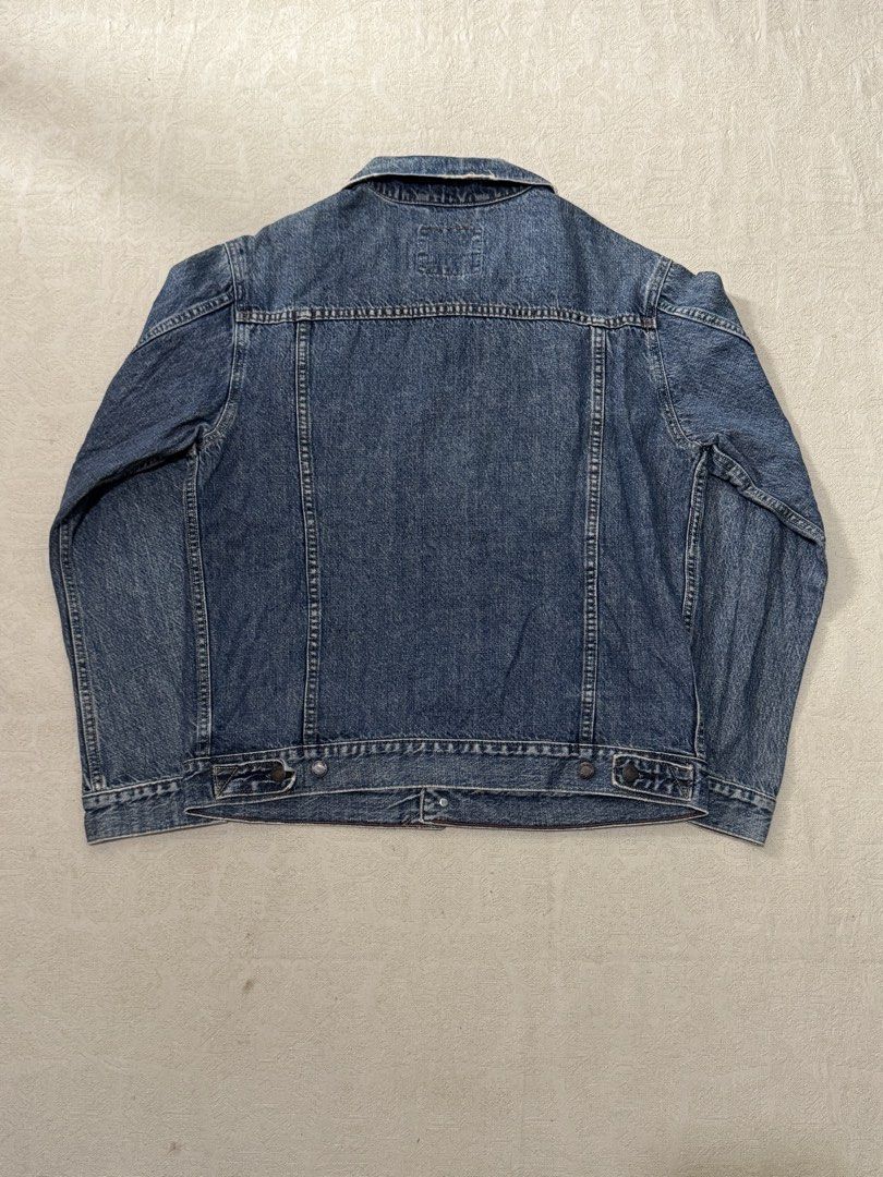 Levi’s Signature Denim Trucker Jacket (Category: Coats, Jackets and Outerwear) located in Angeles City. Submitted by luigisells (Listing ID 1461754015, Image 2). Description: Size XL L27” W23.5” Good Condition Issue/s: see 4th pic MOP: Gcash or Bank Transfer Courier: J&t Express.