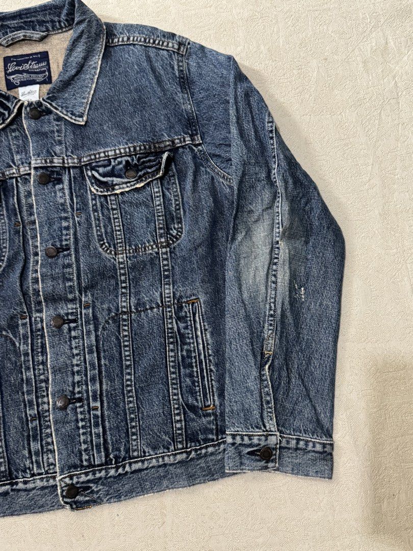 Levi’s Signature Denim Trucker Jacket (Category: Coats, Jackets and Outerwear) located in Angeles City. Submitted by luigisells (Listing ID 1461754015, Image 3). Description: Size XL L27” W23.5” Good Condition Issue/s: see 4th pic MOP: Gcash or Bank Transfer Courier: J&t Express.
