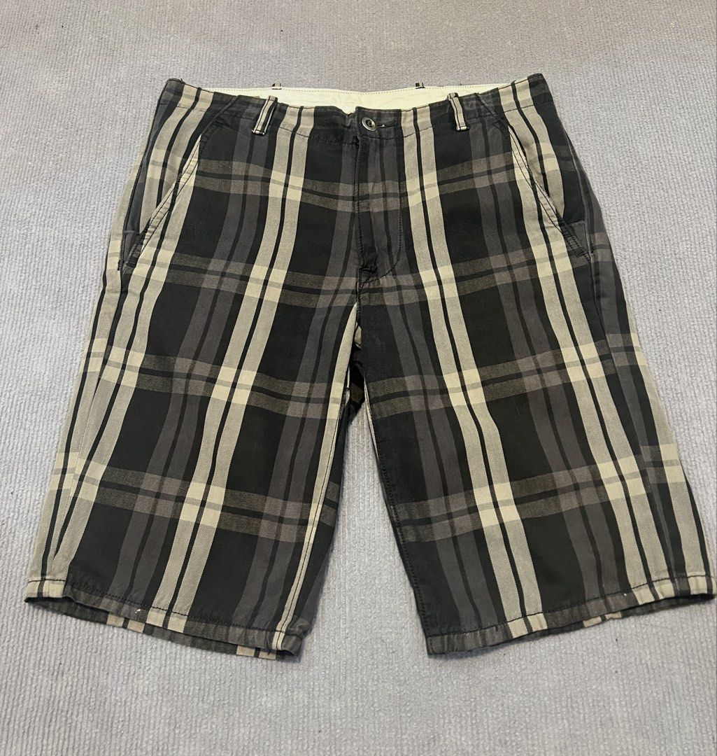 Levi’s Stripe Shorts (Category: Shorts) located in Aparri. Submitted by amnorthloots (Listing ID 1461589718, Image 1). Description: Excellent condition No issue Color rate 9.8/10 Width 32”-33” Length 20.5”.