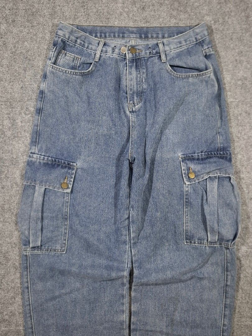 Light Washed Denim Cargo Baggy Jeans (Category: Jeans) located in Las Pinas. Submitted by nevergetsold.ph (Listing ID 1461748793, Image 3). Description: Washed Denim Cargo Baggy Jeans Dimentions (inches) Waist: 32 Length: 41 Thigh: 13.5 Leg Opening: 10 Issues: none.