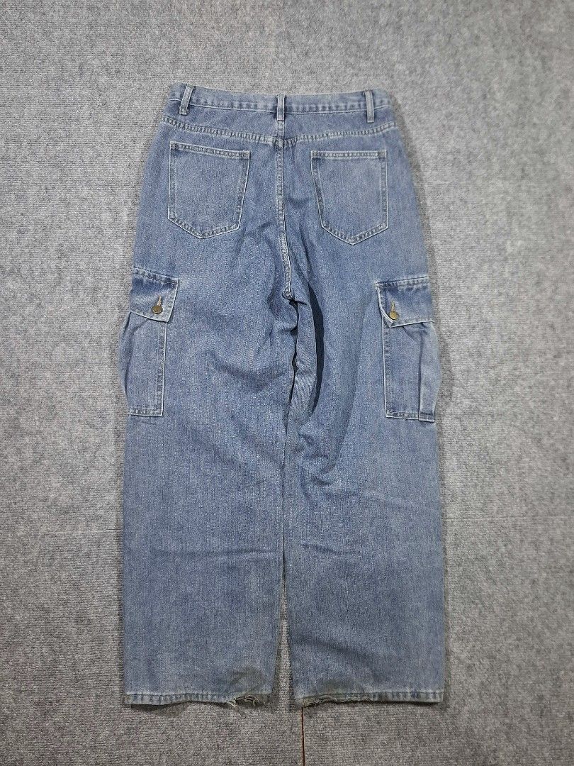 Light Washed Denim Cargo Baggy Jeans (Category: Jeans) located in Las Pinas. Submitted by nevergetsold.ph (Listing ID 1461748793, Image 2). Description: Washed Denim Cargo Baggy Jeans Dimentions (inches) Waist: 32 Length: 41 Thigh: 13.5 Leg Opening: 10 Issues: none.