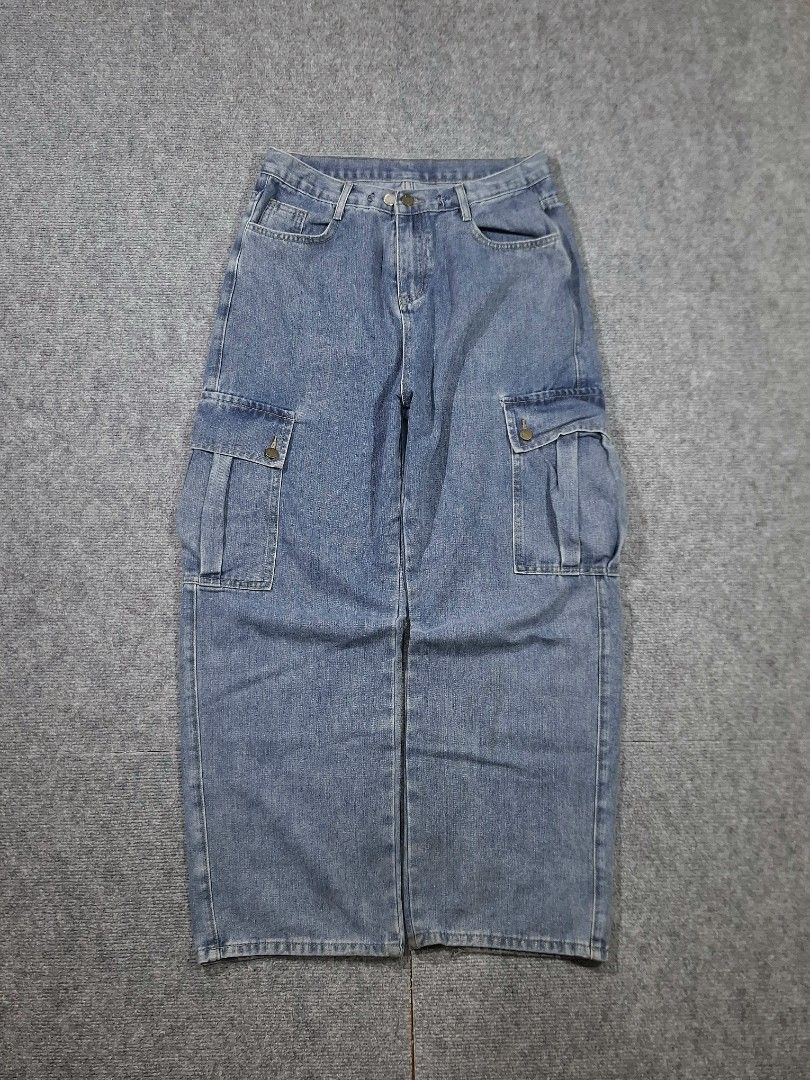 Light Washed Denim Cargo Baggy Jeans (Category: Jeans) located in Las Pinas. Submitted by nevergetsold.ph (Listing ID 1461748793, Image 1). Description: Washed Denim Cargo Baggy Jeans Dimentions (inches) Waist: 32 Length: 41 Thigh: 13.5 Leg Opening: 10 Issues: none.