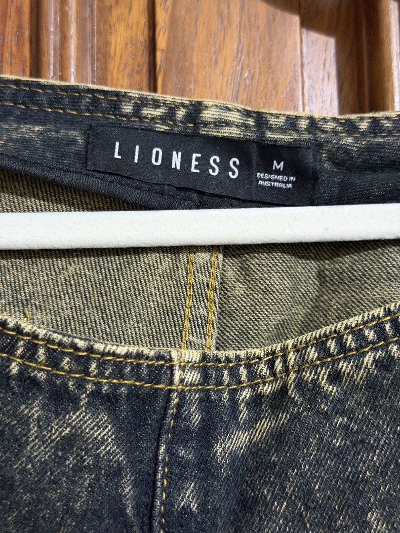 Lioness Acid wash Jeans (Category: Jeans) located in Quezon City. Submitted by latiendadejaye (Listing ID 1461680809, Image 3). Description: Purchased directly from Lioness website. No tags but never worn, only tried on. Size M on tag In very good condition MOP: BPI, Gcash, Maya RFS: cleaning out my closet.